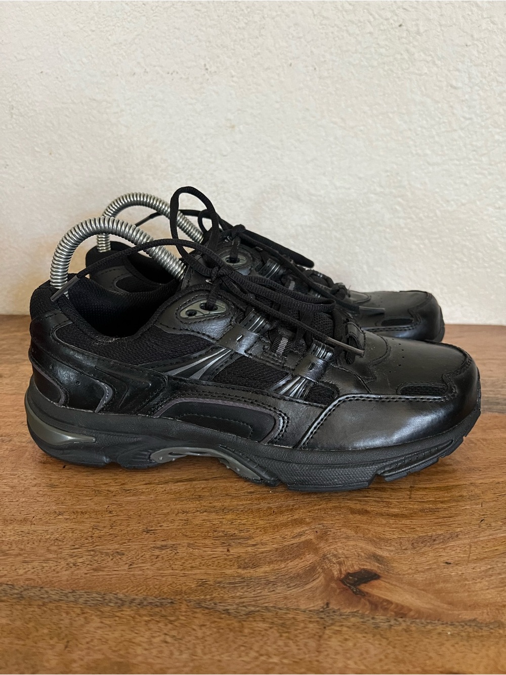 Vionic Woman's Black Leather Walker Sneaker Shoe Size 8